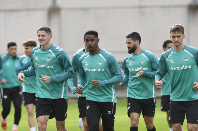 Confirmed Lineups: Real Betis vs Girona – LaLiga Matchday 13 Preview