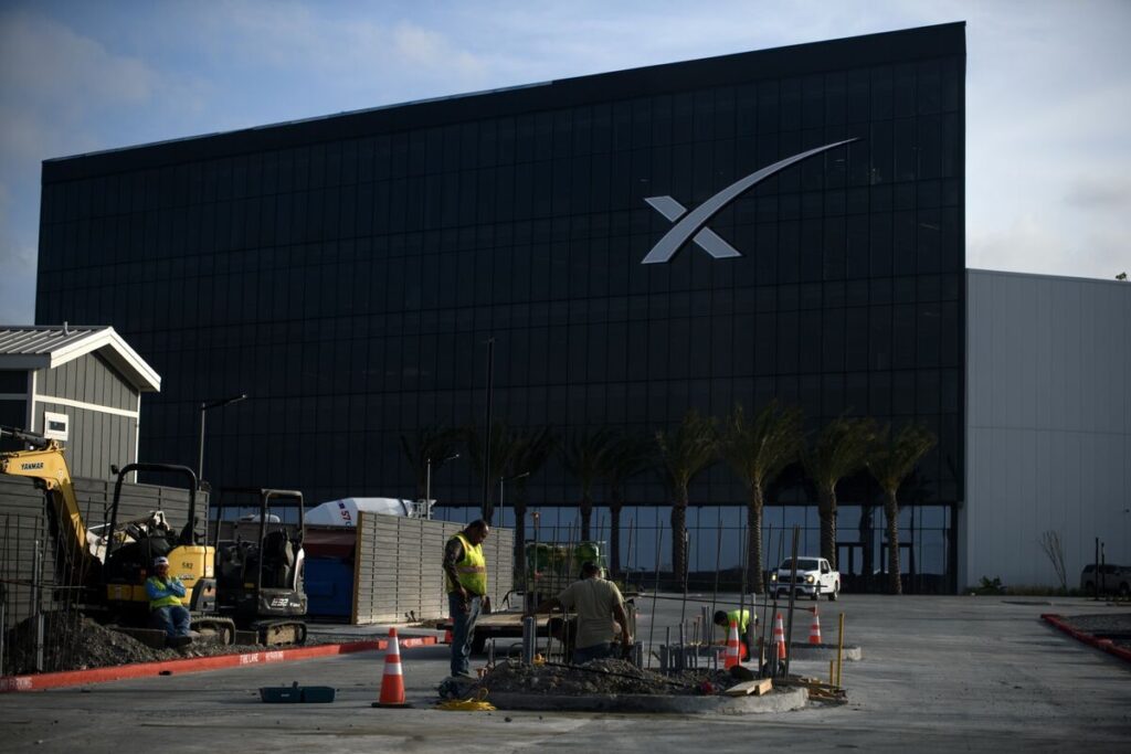 SpaceX Valued at $800 Billion, Announces Plans for Public Offering in 2026