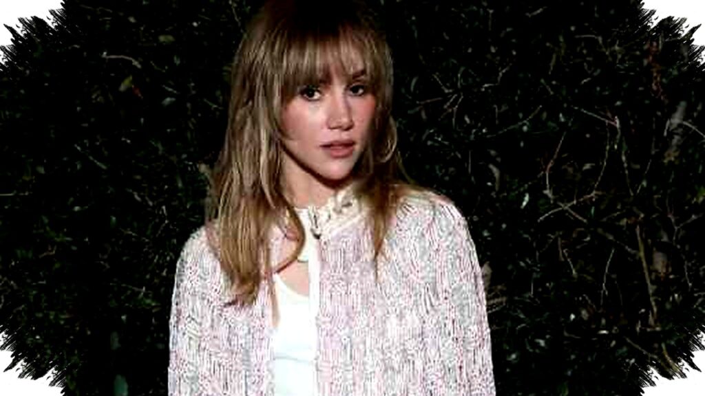 Suki Waterhouse Stuns in See-Through Dior Cape, Boho Elegance Meets Modern Casual Chic