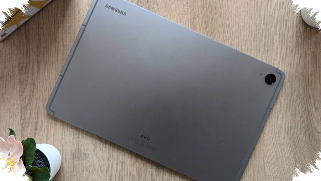 Samsung Tab S9 FE Powers Illustrator Workflows, 500MB Files Sent in Minutes Without a Laptop