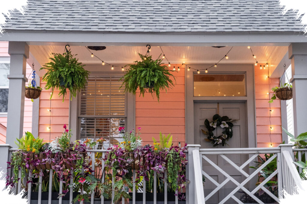 9 Cool Porch Designs With Hanging Plants, An Easy Way To Beat Heat Without AC