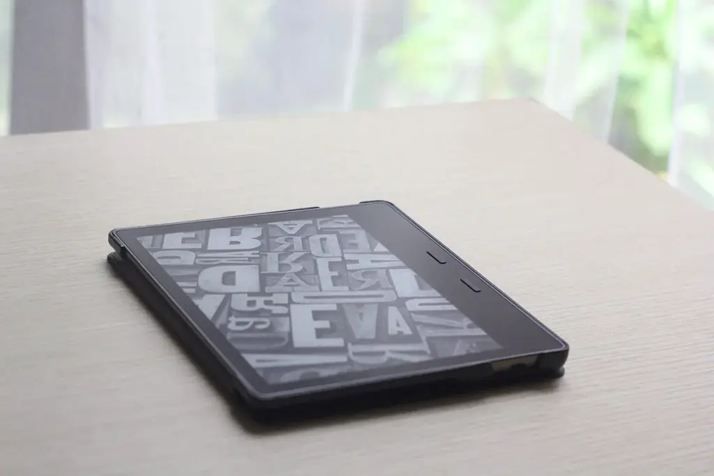 Amazon Tests a Repairable Kindle, with User-Replaceable Battery Support in Sight