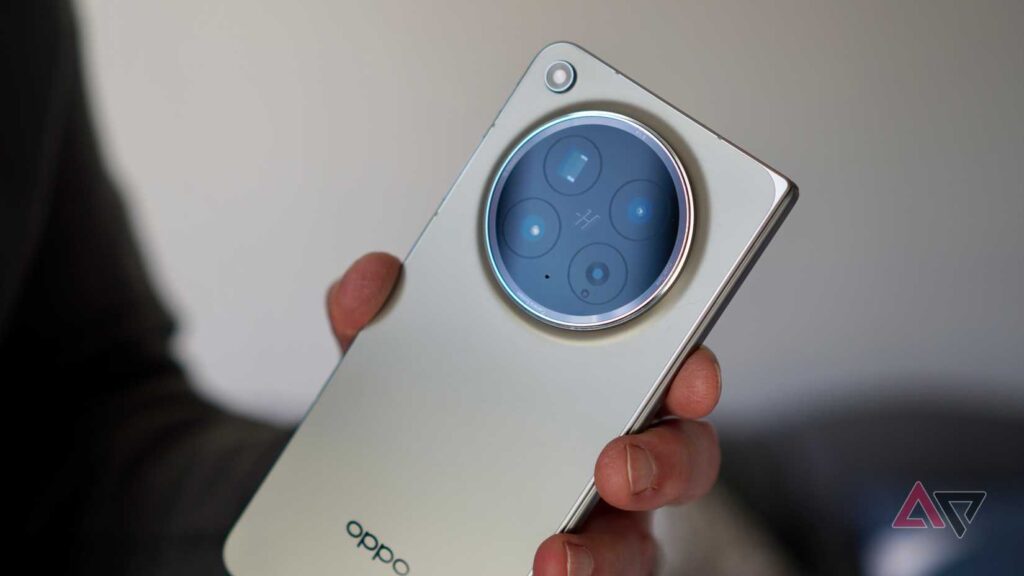 A Magnet-Mounted Selfie Display, Oppo Turns Rear-Camera Shots Into A Portable Experience