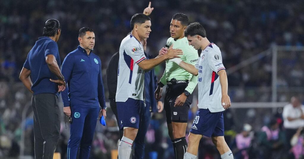 Paradela Goes Down After Carrasquilla Clash, Forced Off Before Halftime in Pumas-Cruz Azul