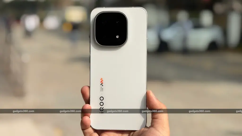 iQOO 16 Prototype Hints at 8,500mAh Battery, 2K Flat Display, and a New Flagship Benchmark