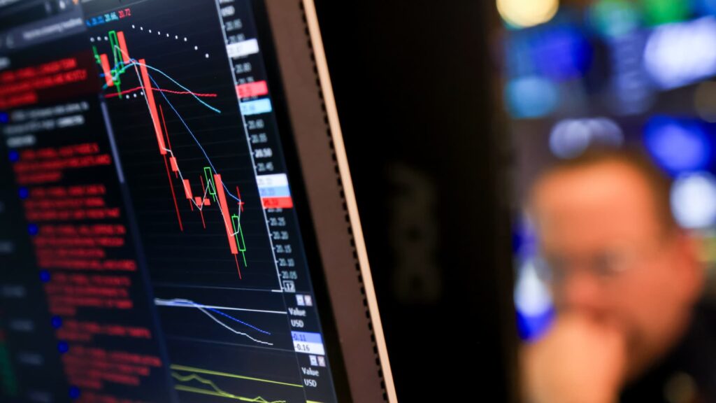 Fidelity’s 401(k) Average Drops 4%, Workers Tap Savings As Market Fear Spreads