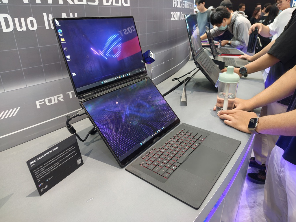 ROG Zephyrus Duo GX651 Turns Dual 3K OLED Screens and RTX 5090 Into One Mobile Rig