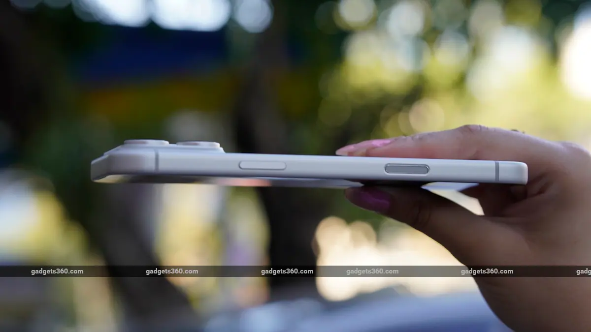 Apple’s iPhone 18 Pro Max May Keep the Same Slim Profile, Yet Gain a Much Larger Battery
