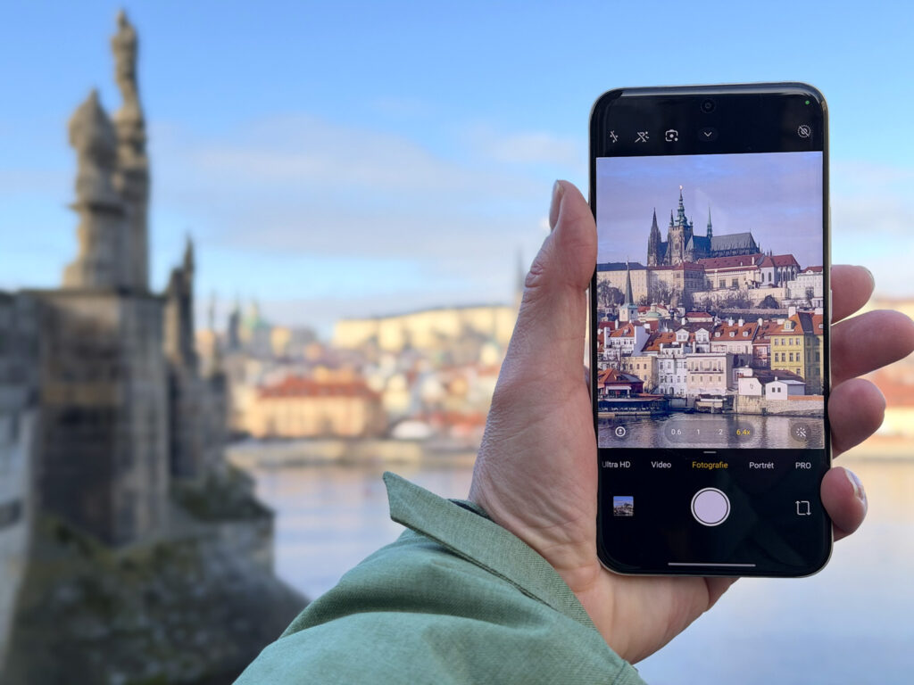 A 6580mAh Battery and 1.5K AMOLED Put Redmi Note 15 Pro 5G on Notice