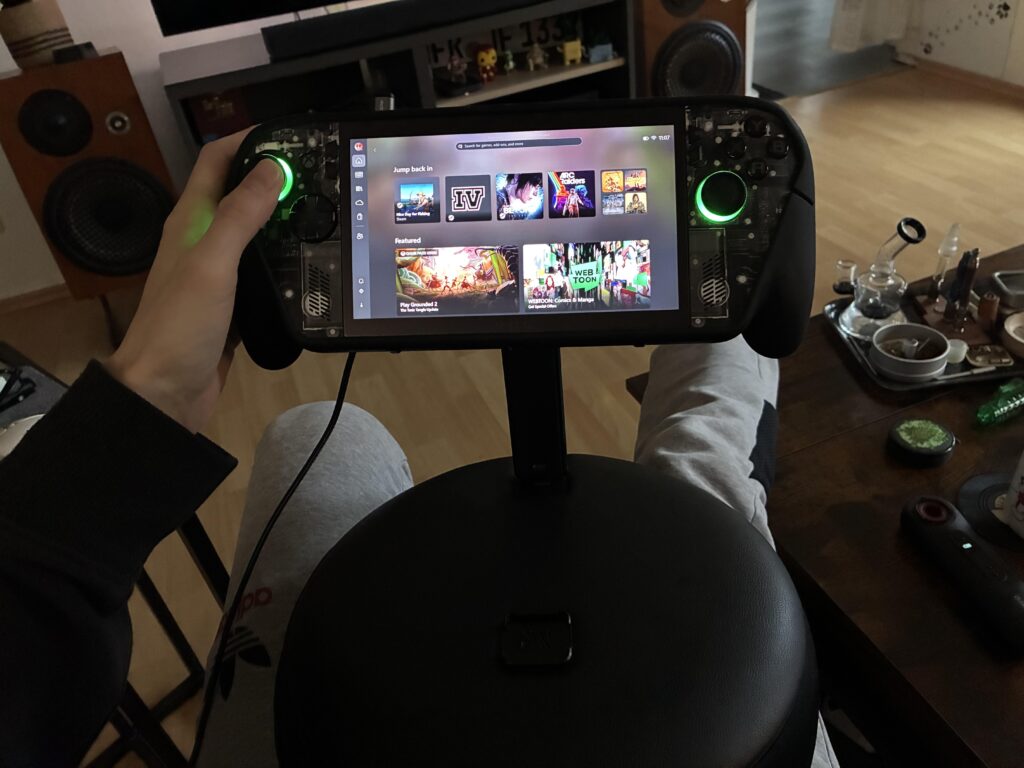 Gaming Pillow Tries to Fix Handheld Fatigue, but Not Everyone Will Trade Freedom for Comfort