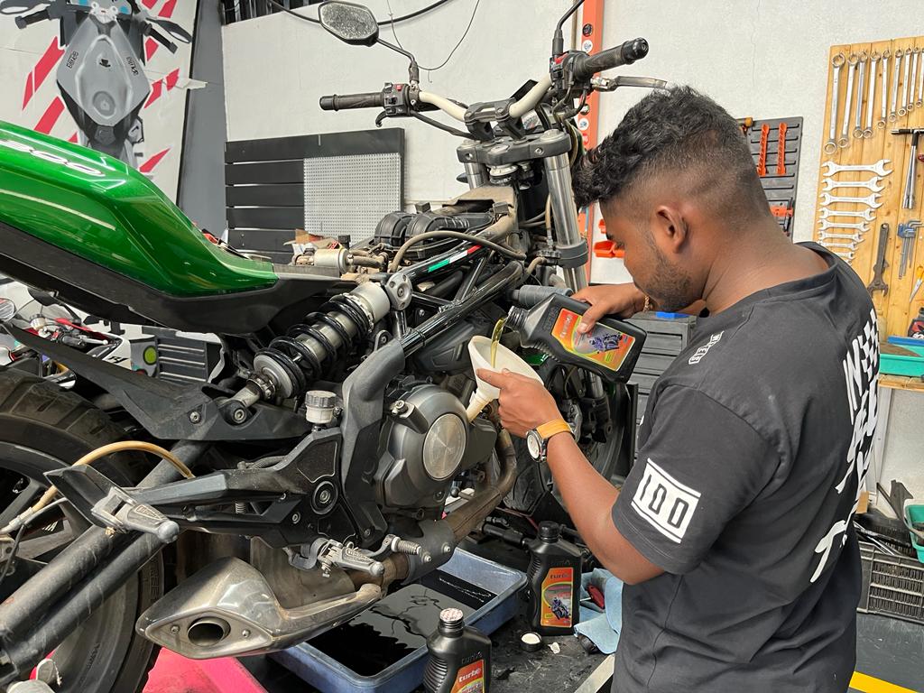 Synthetic Oil or Semi-Synthetic Oil, The Wrong Choice Can Quietly Hurt Daily Motorcycles