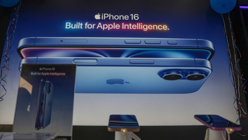 Palu Quake Sends iPhones Tumbling, Store Display Shaken by Strong 6.7 Tremor