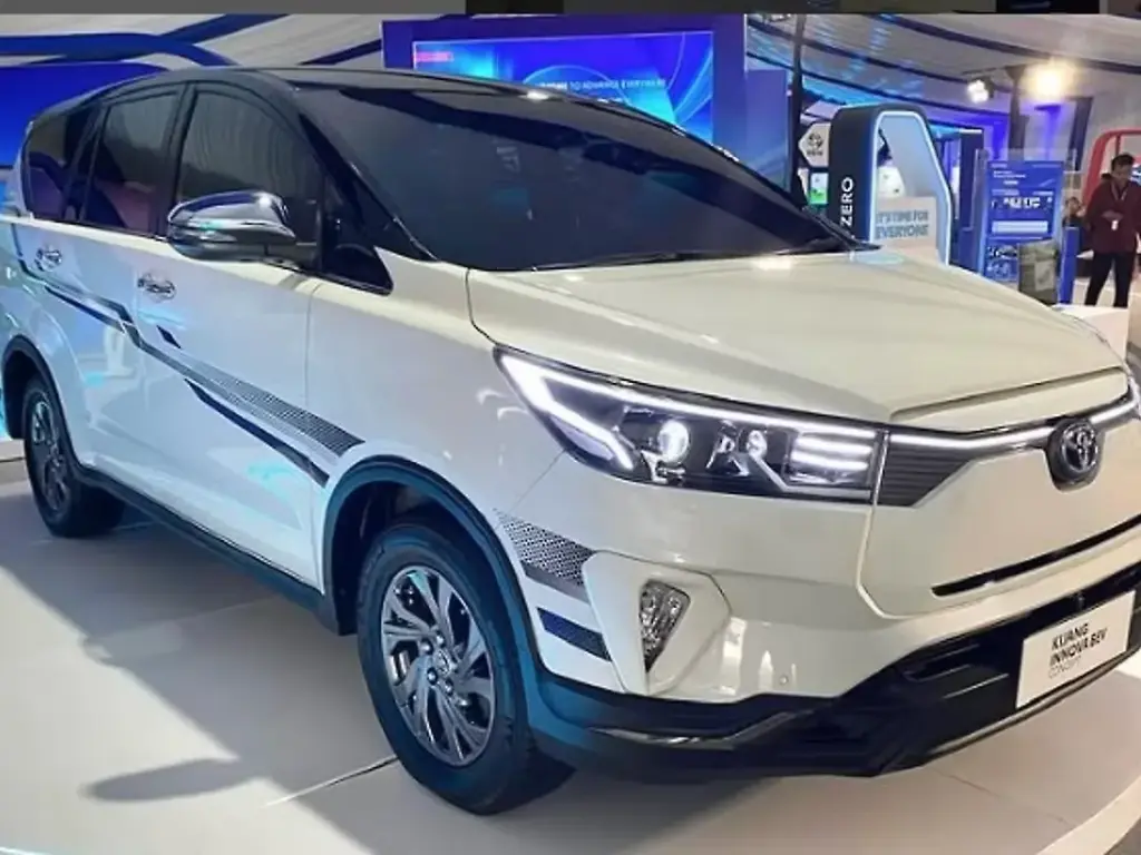 Innova Crysta Facelift 2026 Goes Bigger Inside, Toyota Pushes MPV Comfort Upmarket