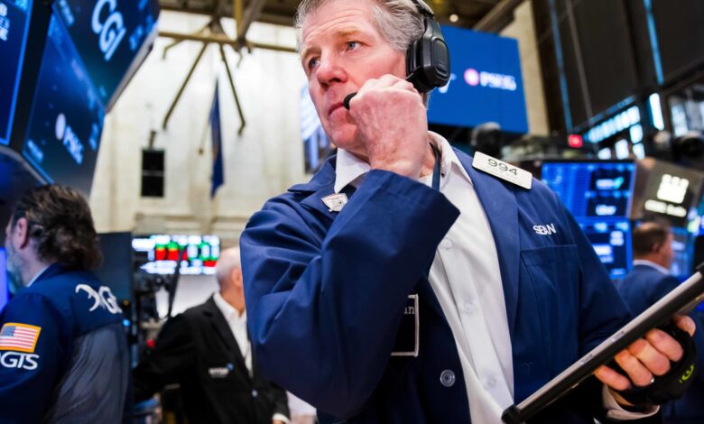 Tech Sell-Off Deepens, Wall Street Loses Ground as Chip Stocks Slide Worldwide