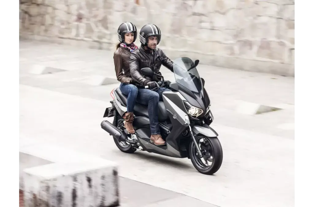 Yamaha XMAX 250 Gets Smarter for Touring, Navigation Now Appears on the Digital Panel